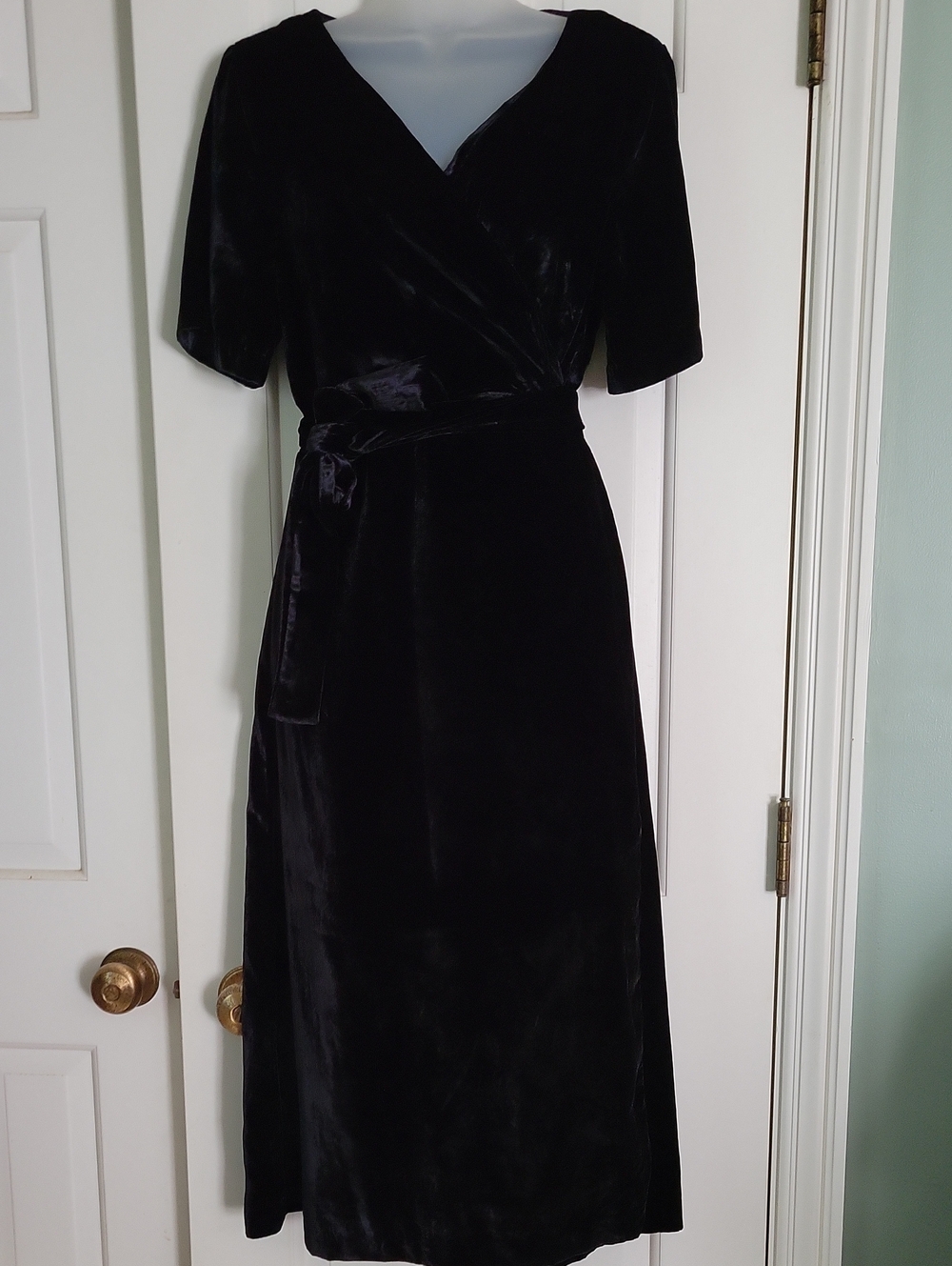 Ann Taylor Black Velvet Wrap Midi Dress with Waist Tie Sz 8 Goth Witchy Vamp